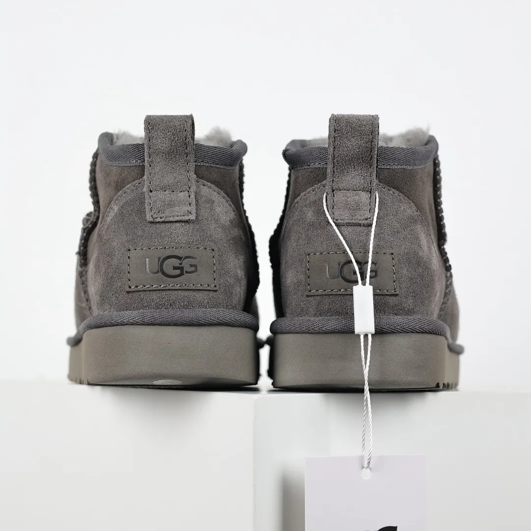 Pick up locally 💰520 Core recommendation Good price It is a very suitable choice for keeping warm in winter and at home. In the new year, uug launched a series of styles, which are partial to the preferences of young consumers and have also moved to the forefront of fashion trends. Shoe body material Water-repellent coated suede upper 17mm UGGPURE™ implantable wool insole Lightweight non-slip comfortable rubber outsole With brand LOGO trademark Comes with a full set of packaging Size: 35 36 37 38 39 40 41 42 43 44